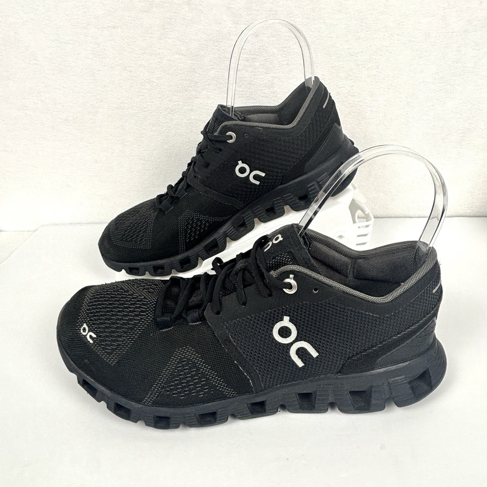 On Cloud Swiss Engineering Women Size 7.5 Black On Black Running Shoes CrossFit